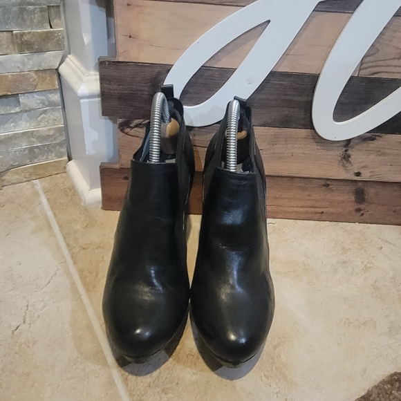 Adrienne Vittadini Womens Booties, Style Av-Patia, Color Black, Size 8. Pre-owne - Picture 2 of 9